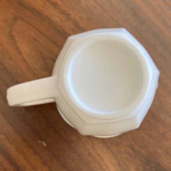 VINTAGE USA POTTERY MILK GLASS SCALLOP RIM PANEL BODY HANDLED CREAMER - Picture 2 of 9